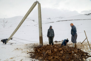 تلاش سیم بانان برای اتصال پایدار برق در روستاهای کردستان برق رسانی