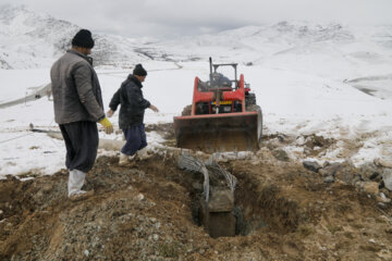 تلاش سیم بانان برای اتصال پایدار برق در روستاهای کردستان برق رسانی