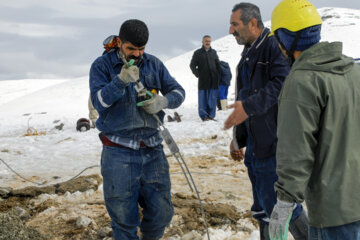 تلاش سیم بانان برای اتصال پایدار برق در روستاهای کردستان برق رسانی