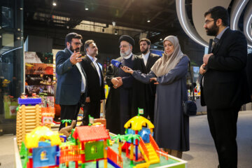 President Raisi tours Iran House of innovation & Technology