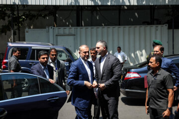 Iran FM meets Sri Lankan counterpart