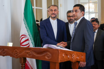 Iranian FM meets with Sri Lankan counterpart, PM