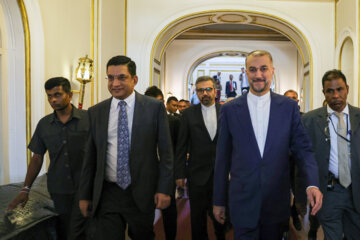 Iran FM meets Sri Lankan counterpart
