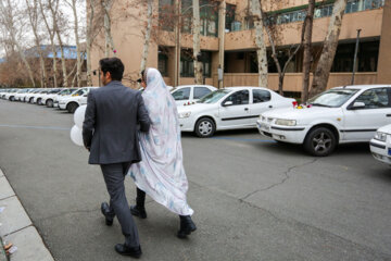 La celebración del matrimonio de varias parejas estudiantes en Teherán