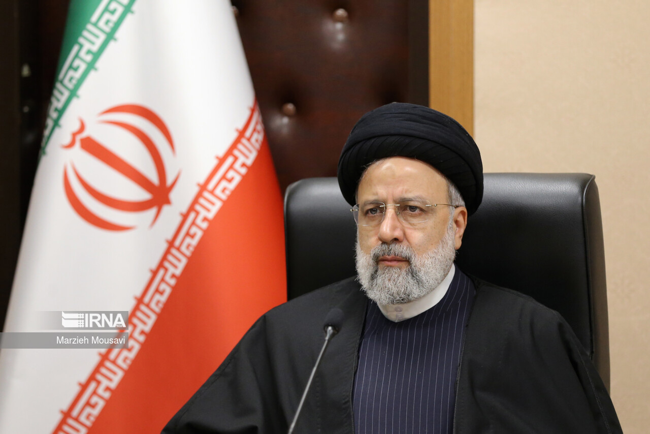 رئیس جمهوری محبوب و مردمی در راه خدمت به ملت ایران شهید شد