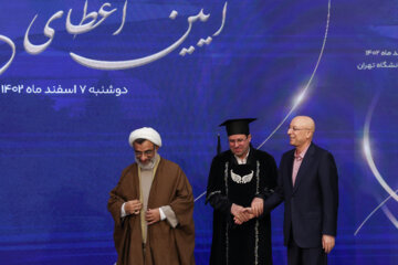 اعطای نشان ویژه استاد ممتازی دانشگاه تهران