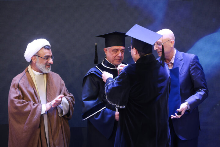 اعطای نشان ویژه استاد ممتازی دانشگاه تهران توسط «محمدعلی زلفی گل» و «عبدالحسین خسروپناه» در دانشگاه تهران.