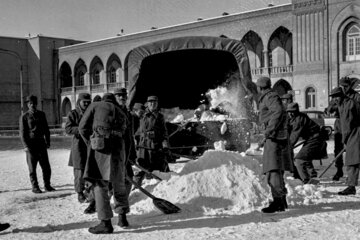 برف روبی توسط سربازان ارتش - میدان سپه ۱۳۴۲