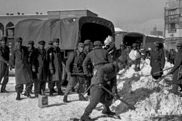 برف روبی توسط سربازان ارتش - میدان سپه ۱۳۴۲