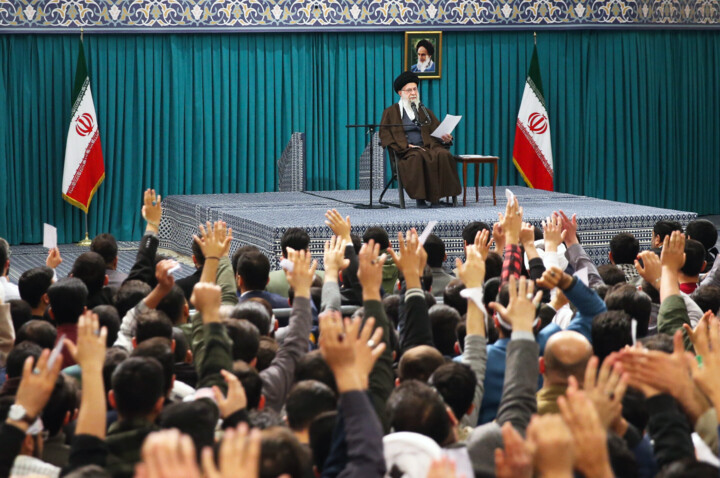 رهبر انقلاب: انتخابات ضعیف باشد همه ضرر میکنند/از زاویه منافع ملی نگاه کنیم