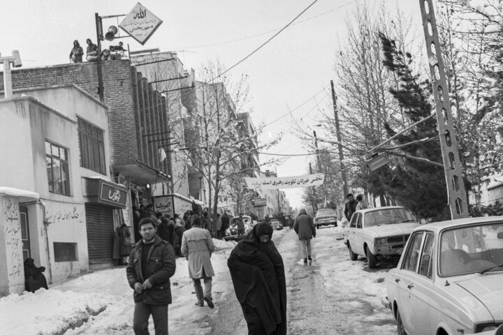 صف طولانی مردان و زنان برای دادن رأی در هوای سرد در حالیکه برف زیادی در خیابان دیده می شود. تهران-آذر  ۱۳۶۱
