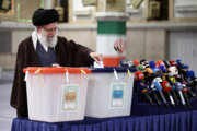 El Líder Supremo de Irán emite primer voto y abre elecciones parlamentarias