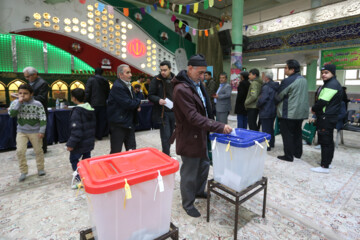 یک چهارم واجدان شرایط در مشهد تا ظهر امروز در انتخابات شرکت کردند