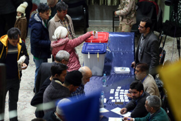 فیلم (۱۵)| شوق حضور مردم مشهد در پای صندوق‌های رای