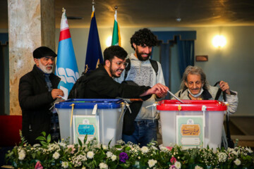 موج جدید حضور مردم پای صندوق رای پس از تمدید انتخابات