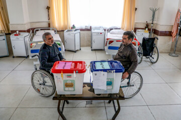 انتخابات ۱۴۰۲ - أخذ رای در آسایشگاه جانبازان، خانه سالمندان و رای دادن ۳۰ زوج جوان یزدی