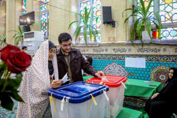 انتخابات ۱۴۰۲ - أخذ رای در آسایشگاه جانبازان، خانه سالمندان و رای دادن ۳۰ زوج جوان یزدی