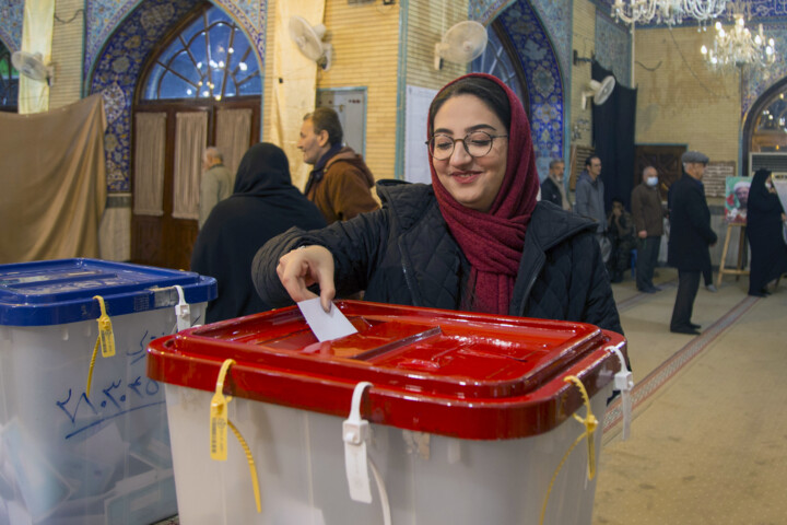 بانوان گنبدی پرچمداری خود را در انتخابات مجلس به نمایش می‌گذارند