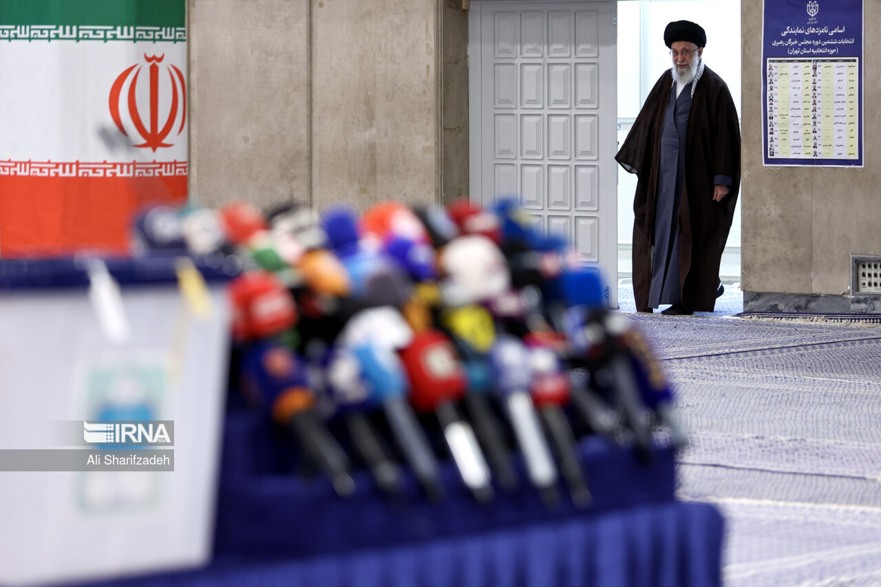 رهبر انقلاب اسلامی رأی خود را به صندوق انداختند