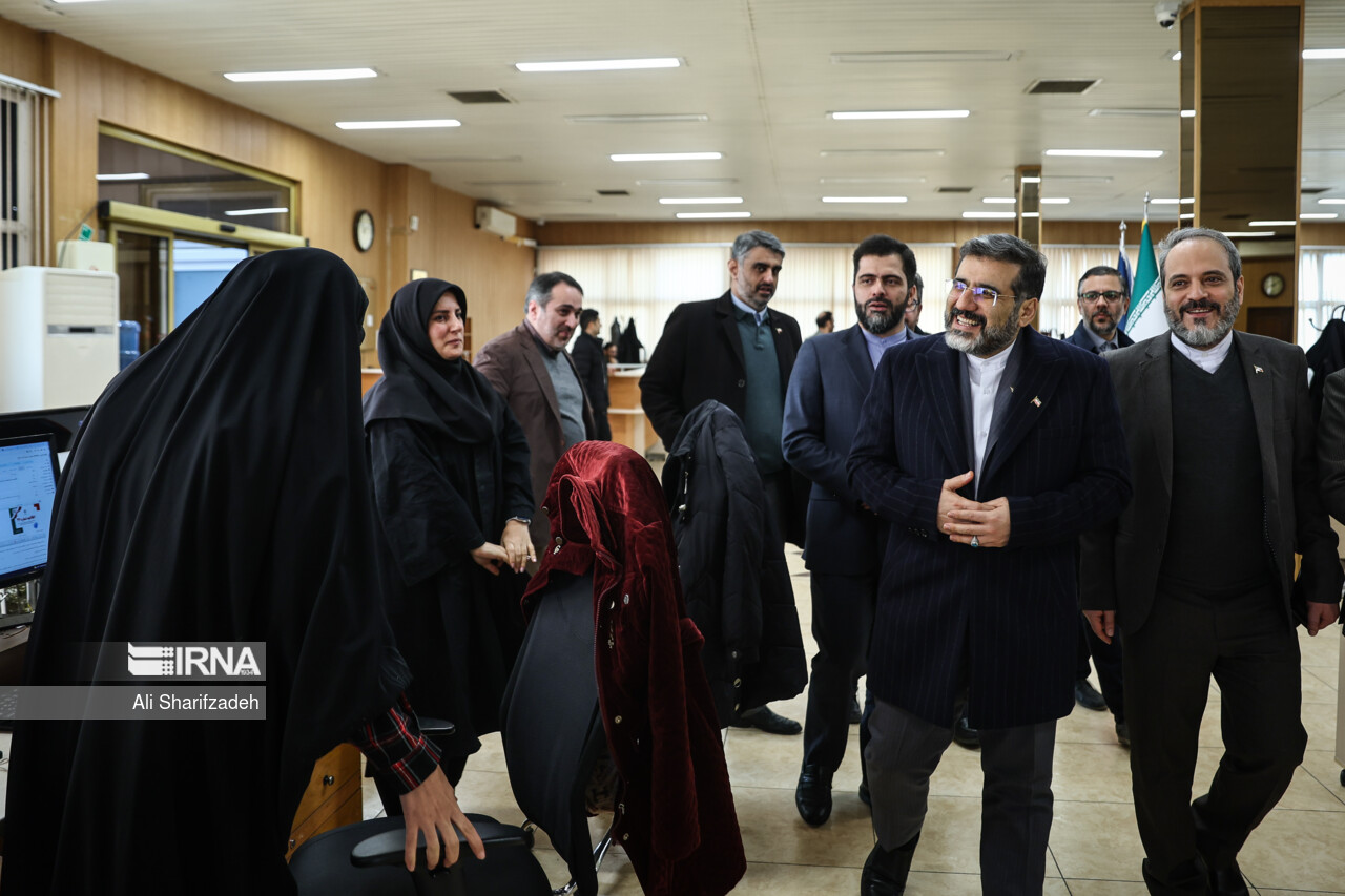 وزیر فرهنگ از ایرنا بازدید کرد/ ارائه آخرین اخبار انتخابات به اسماعیلی