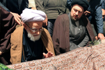 محمد امامی کاشانی در تشییع پیکر دکتر محمود بروجردی داماد امام راحل (ره)- ۸ اسفند ۱۳۸۹