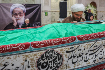 مراسم وداع با پیکر آیت‌الله امامی کاشانی