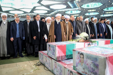 اقامه نماز آیت الله محمد امامی کاشانی بر پیکر شهدای آتش نشان- ۱۱ بهمن ۱۳۹۵