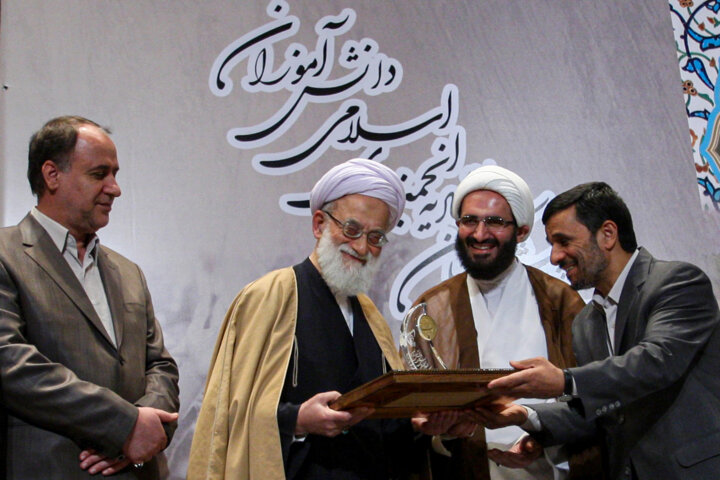 محمد امامی کاشانی در همایش نسل آفتاب به منظور تجلیل از پیشکسوتان اتحادیه انجمن های اسلامی دانش آموزان- ۱۰ بهمن ۱۳۸۸