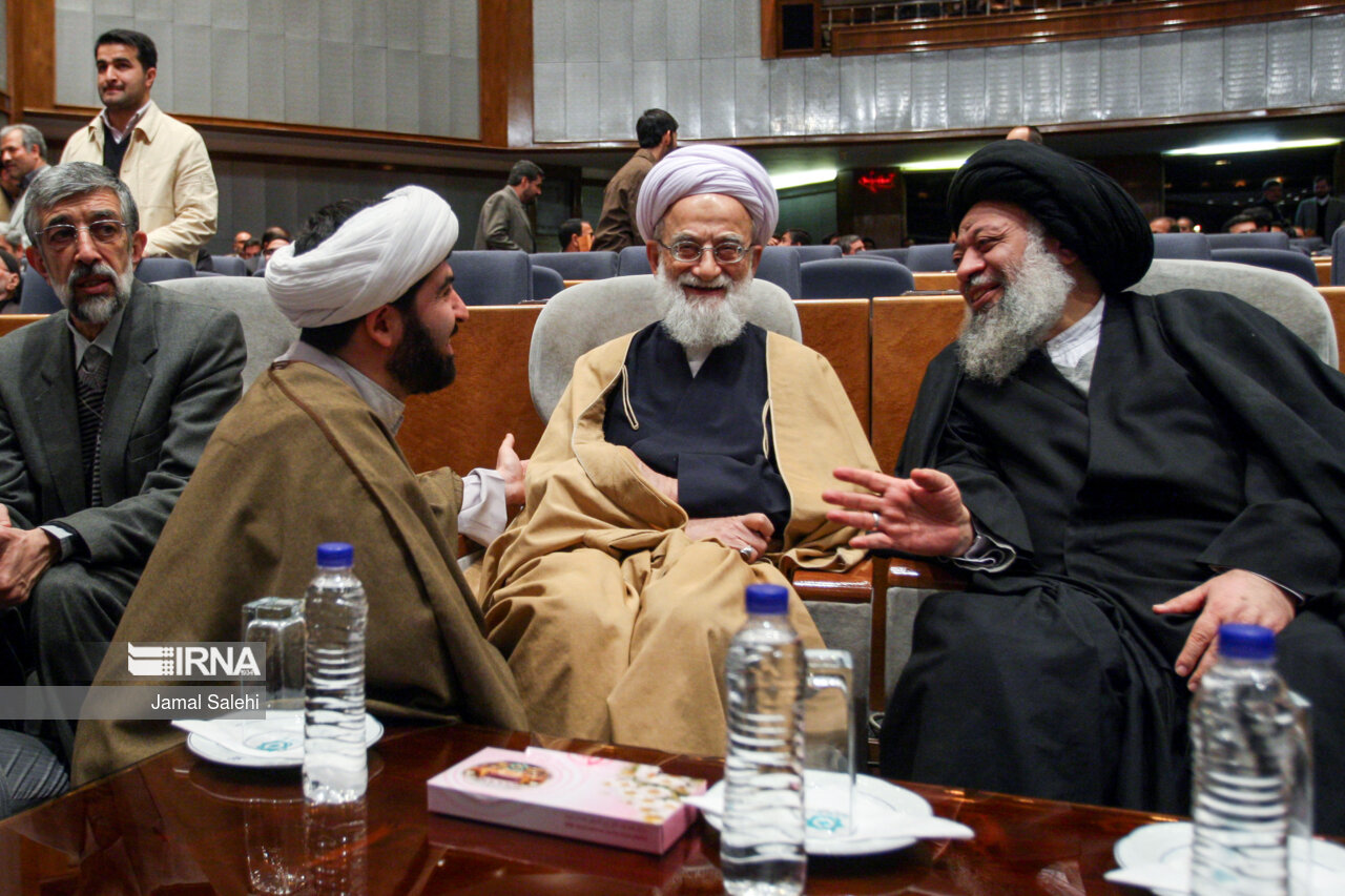 محمد امامی کاشانی در همایش نسل آفتاب به منظور تجلیل از پیشکسوتان اتحادیه انجمن های اسلامی دانش آموزان- ۱۰ بهمن ۱۳۸۸