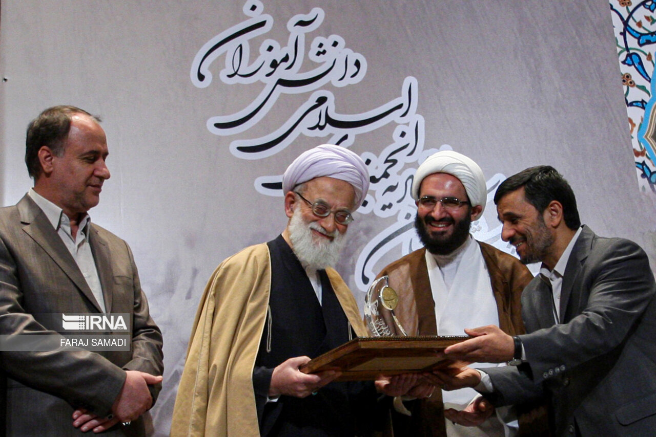 محمد امامی کاشانی در همایش نسل آفتاب به منظور تجلیل از پیشکسوتان اتحادیه انجمن های اسلامی دانش آموزان- ۱۰ بهمن ۱۳۸۸