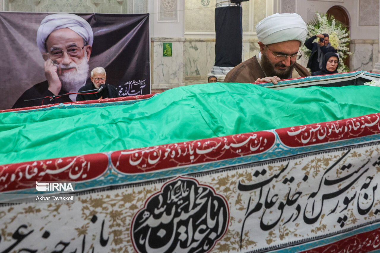مراسم وداع با پیکر آیت‌الله امامی کاشانی