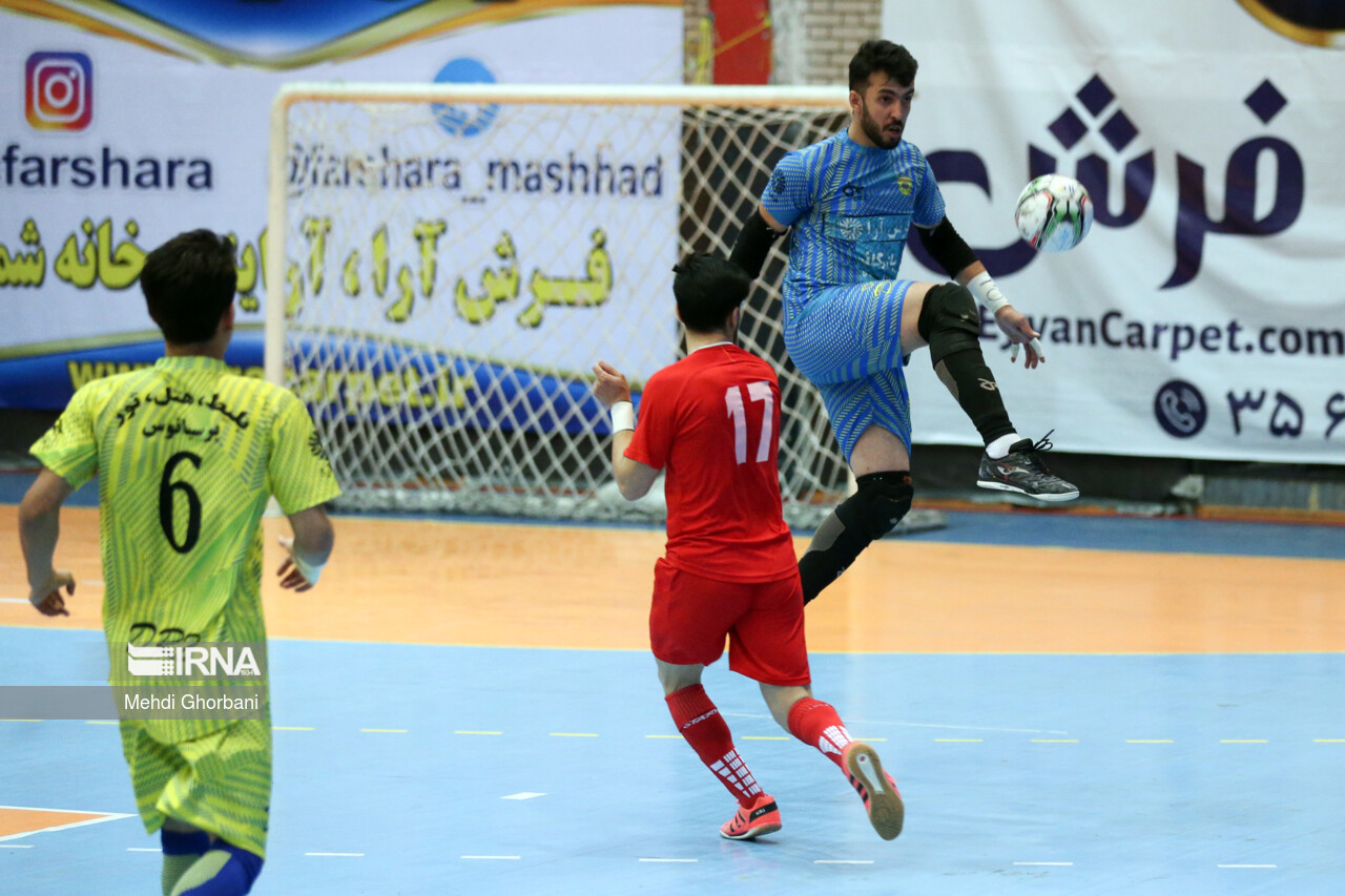 ۳۶ تیم در مسابقات فوتسال جام رمضان ماهنشان شرکت کردند