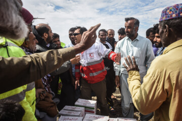 امدادرسانی هوایی هلال احمر به سیل زدگان جنوب سیستان وبلوچستان