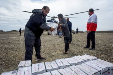 امدادرسانی هوایی هلال احمر به سیل زدگان جنوب سیستان وبلوچستان