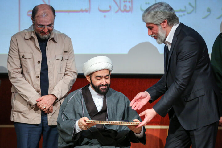 احمدوند: شناخت هنرمندان گمنام انقلاب اسلامی ضروری است