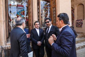 Des ambassadeurs étrangers visitent le plus long canal d'irrigation du monde dans la province de Yazd