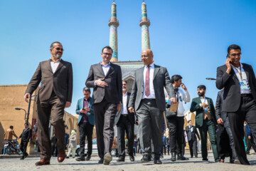 Des ambassadeurs étrangers visitent le plus long canal d'irrigation du monde dans la province de Yazd
