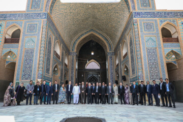 Des ambassadeurs étrangers visitent le plus long canal d'irrigation du monde dans la province de Yazd