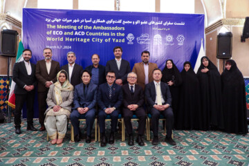 Visita de embajadores de la ACD a Yazd