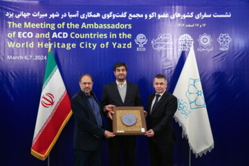 Visita de embajadores de la ACD a Yazd