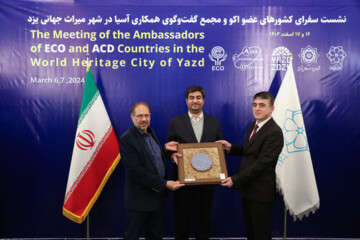 Visita de embajadores de la ACD a Yazd