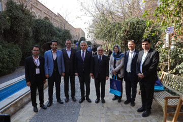 Visita de embajadores de la ACD a Yazd
