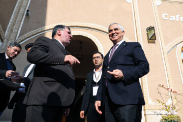 Visita de embajadores de la ACD a Yazd