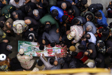 Funeral por el mártir Alireza Moazen en Biryand