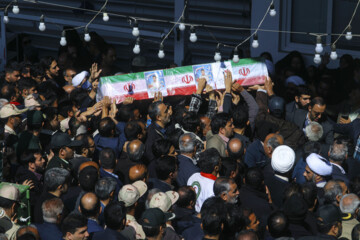 Funeral por el mártir Alireza Moazen en Biryand