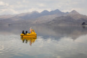 Turistas visitan el lago Urmia, en el noroeste de Irán