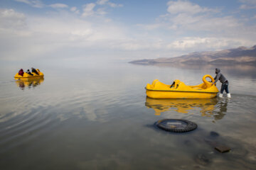 Turistas visitan el lago Urmia en el noroeste de Irán