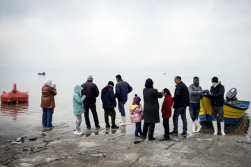 Turistas visitan el lago Urmia en el noroeste de Irán