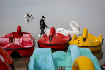 Les touristes en visite au lac renait d’Ourmia en Iran
