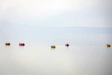 Les touristes en visite au lac renait d’Ourmia en Iran